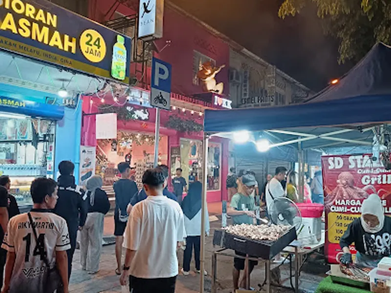 Api Api Night Food Market Gaya Street