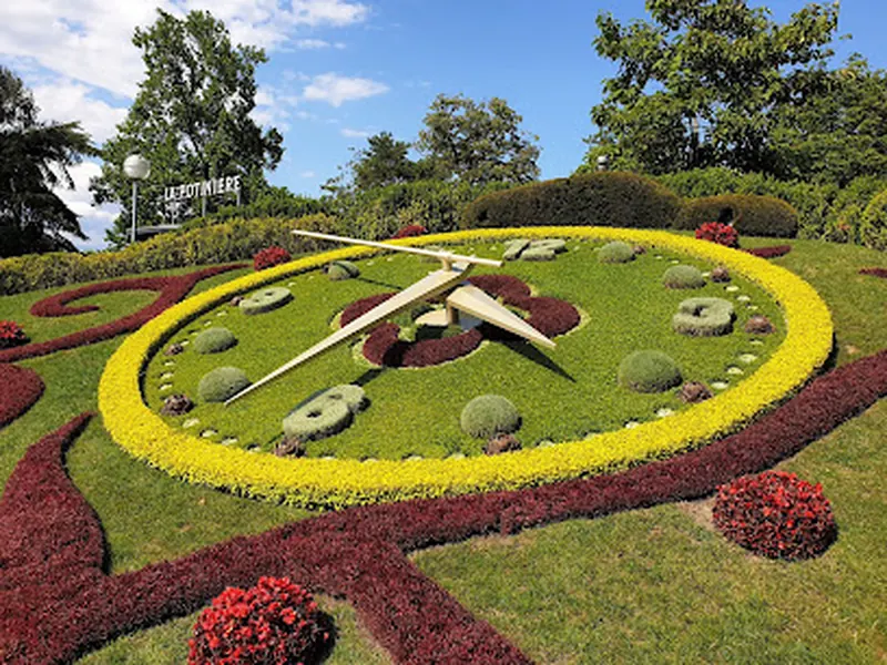 Photo of L'Horloge Fleurie