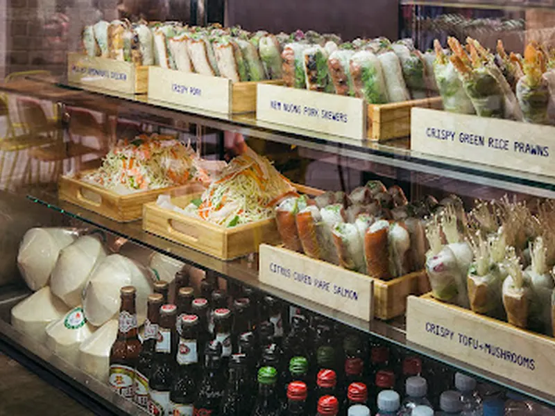 Phờ Nom Collins St